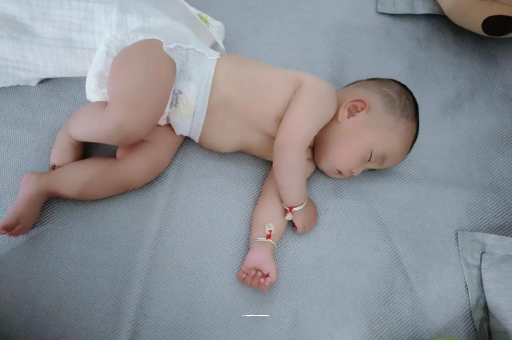 威海三个月宝宝抬头不稳 威海三个月宝宝抬头不稳